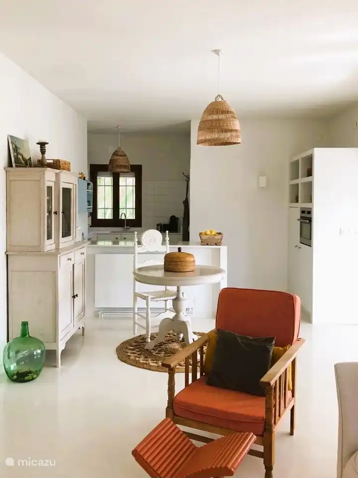 Das Wohnzimmer mit Blick auf die Küche.