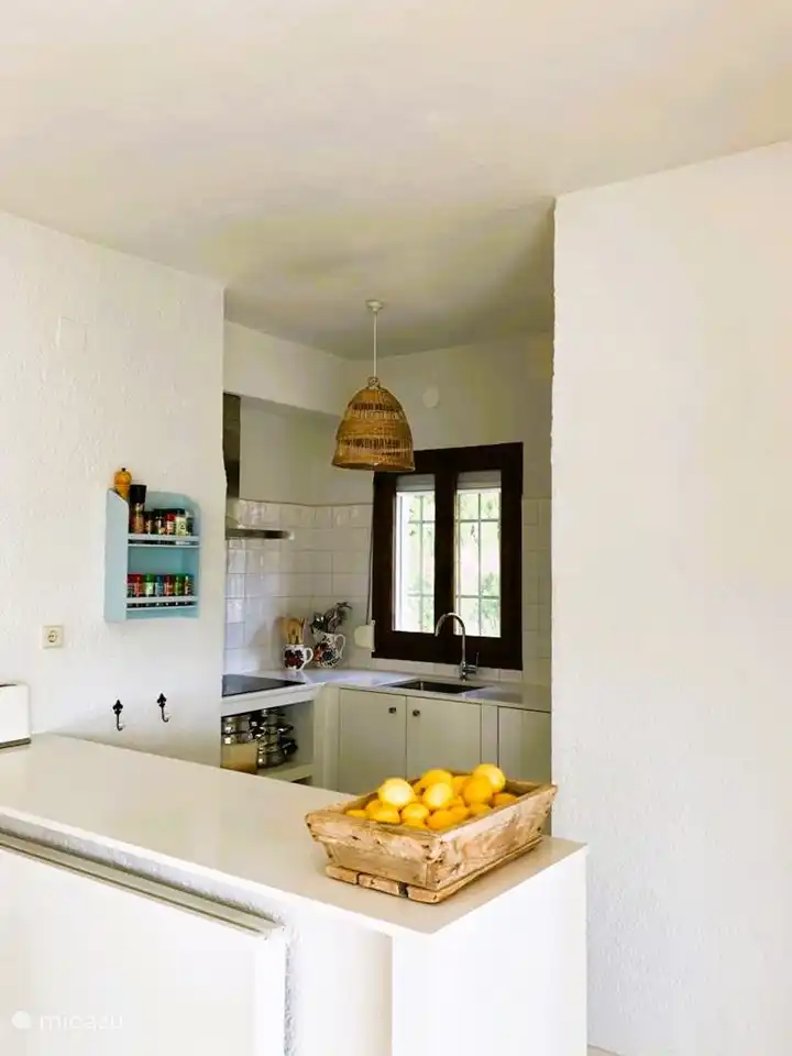 Kompakte, aber sehr praktische Küche.