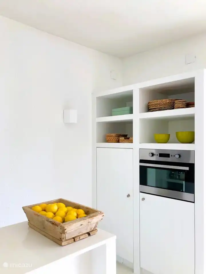 Kühlschrank und Backofen.