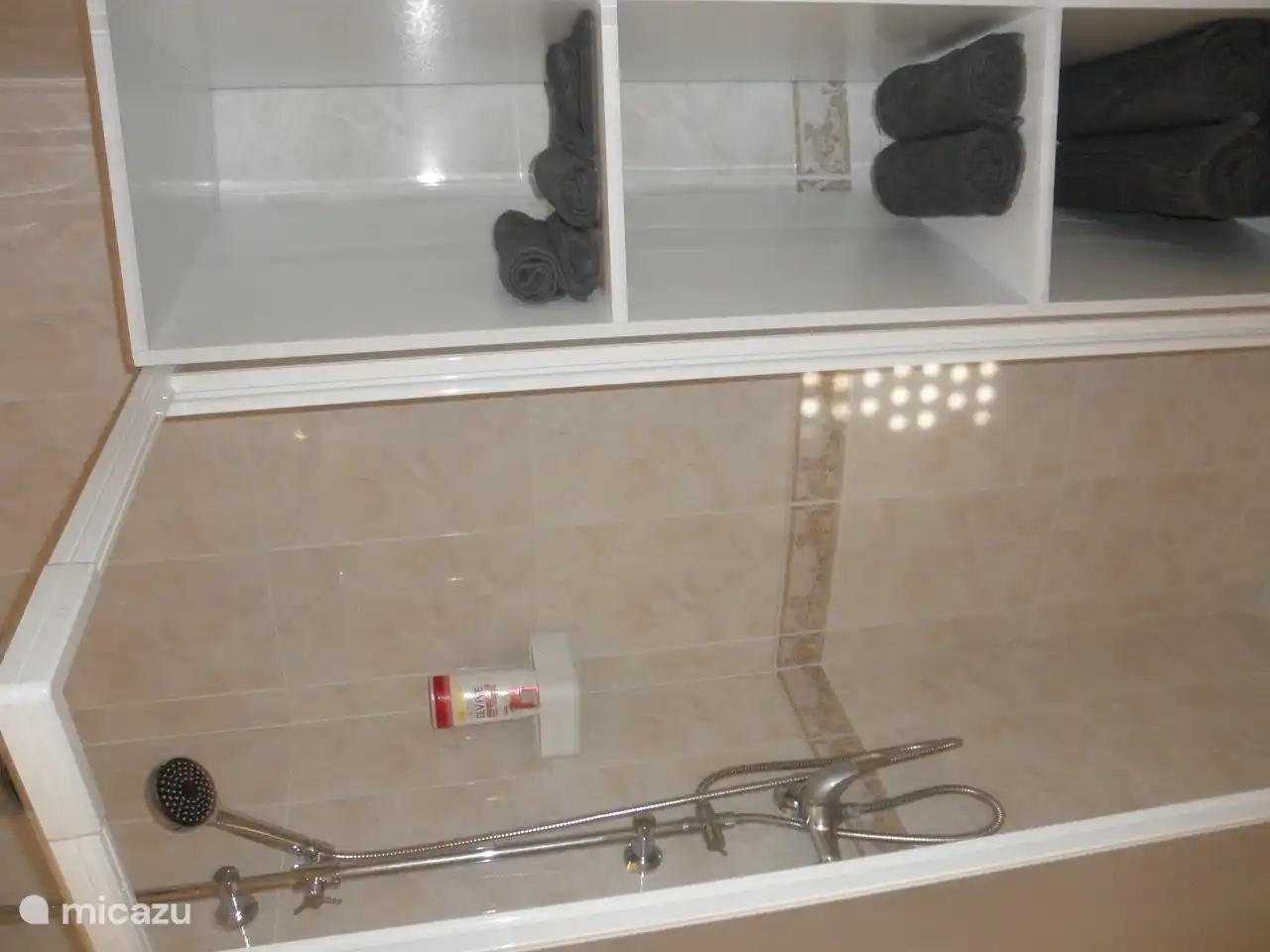 douche cabine met kast veel handdoeken.