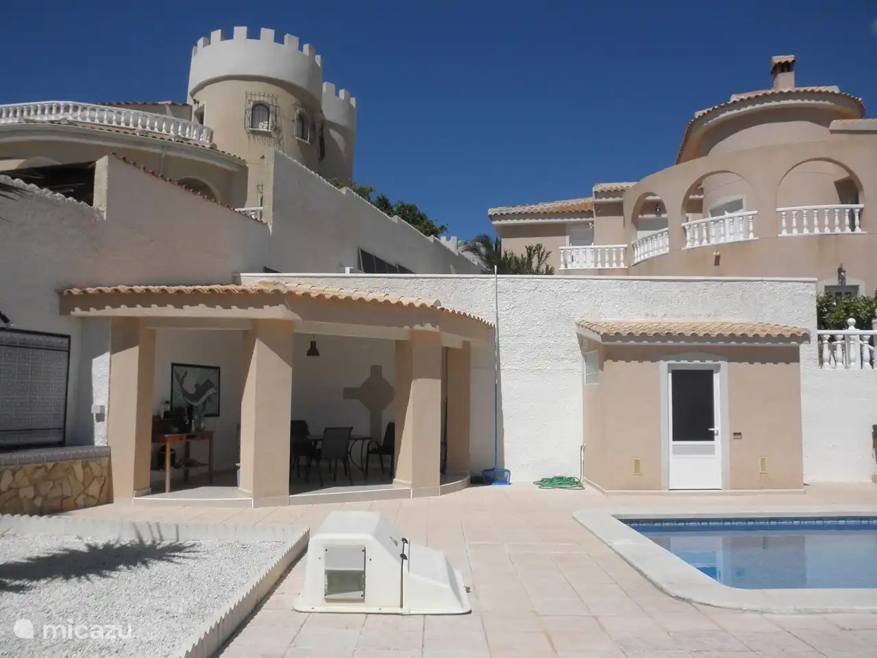 bij het zwembad een overdekt terras voor schaduwrijke relax uren in Quesada