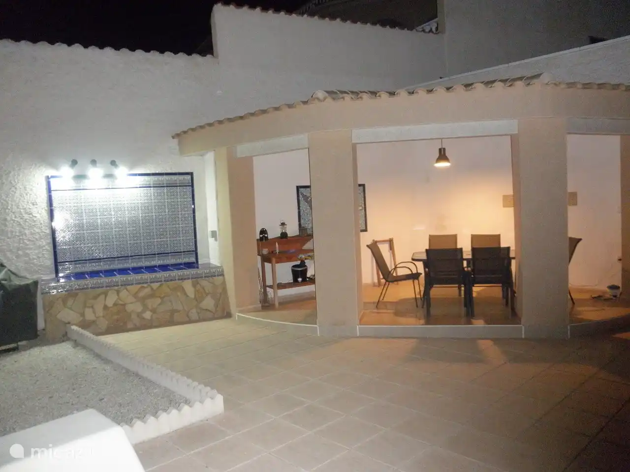 barbecue naast het overdekte terras alwaar het ook s avonds goed verblijven is.