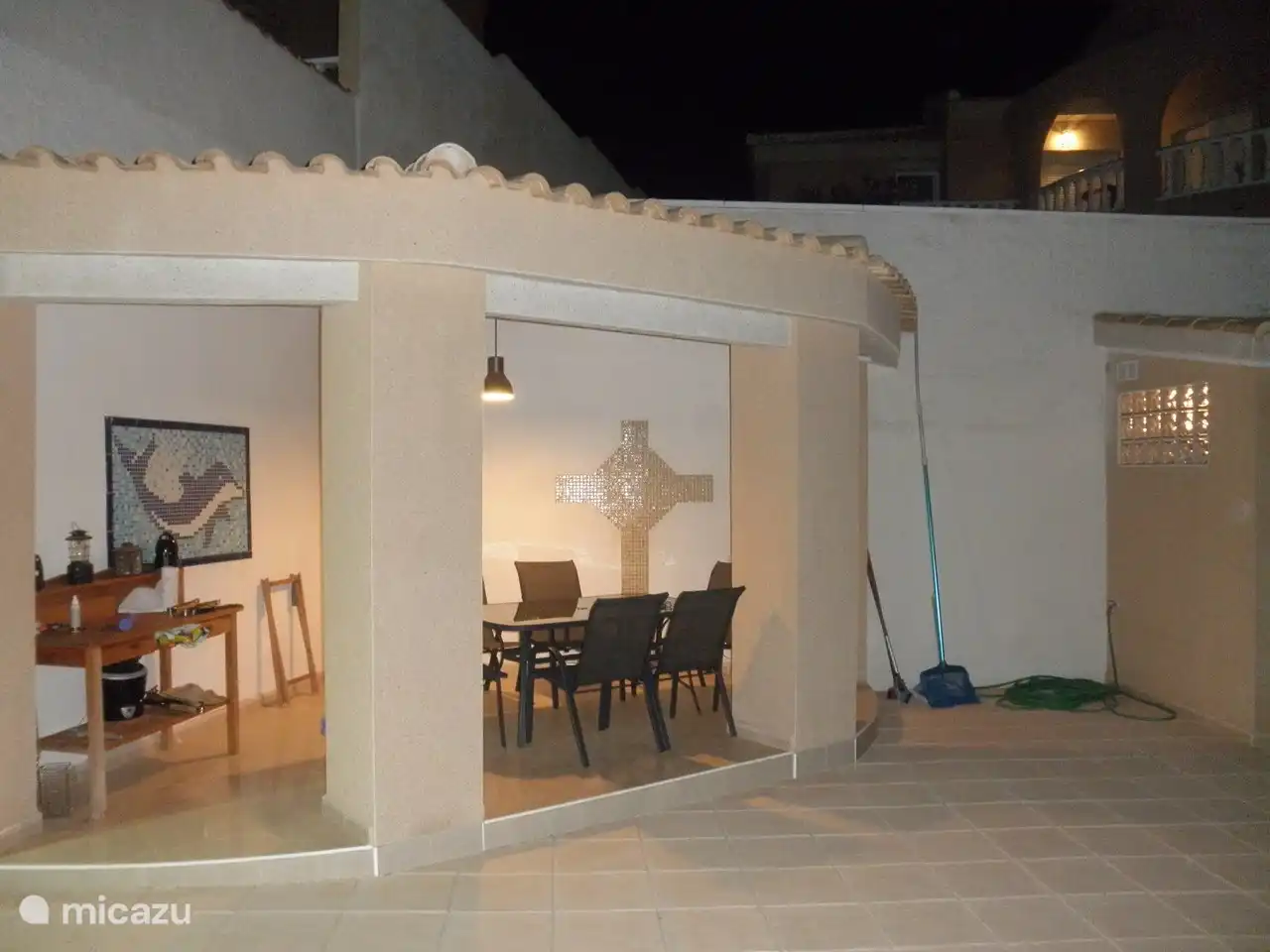 met verlichting s aan is het een paradijselijke plek in Spanje