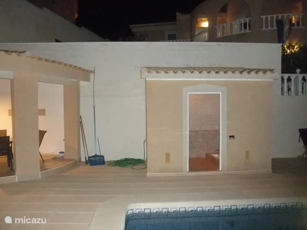 voor gebruik van het zwembad kan je in dit huisje douchen. ook voor na  het zwemmen is het verfrissend om schoon te gaan zonnen.