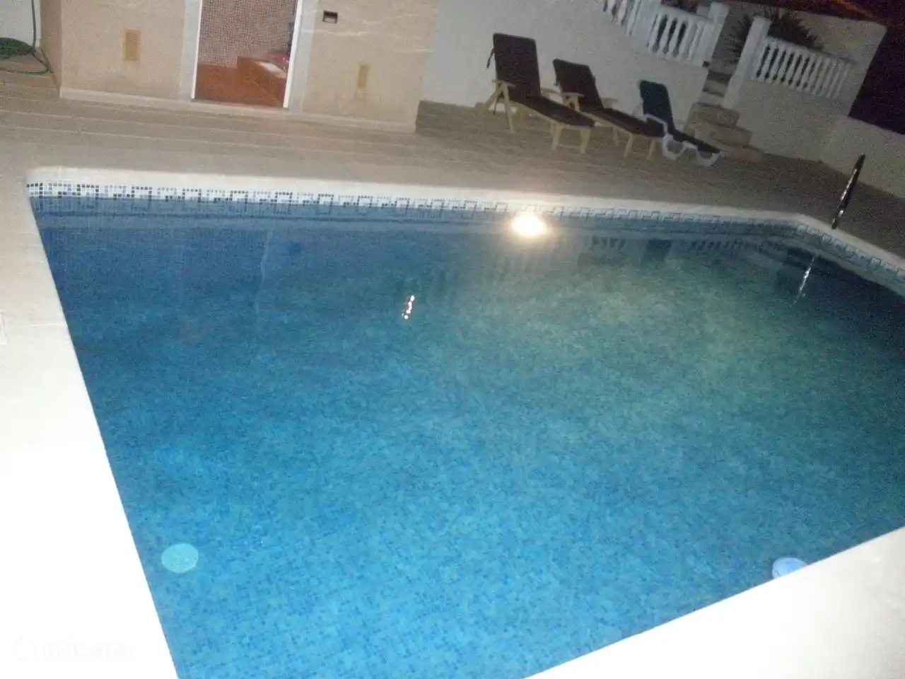 met zwembadverlichting aan is ook in het donker zwemmen mogelijk