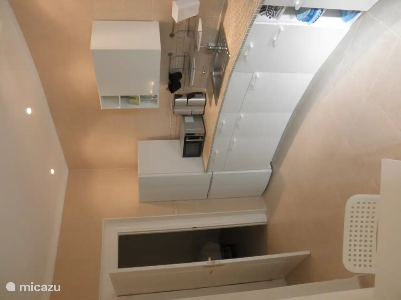 ook koel/vriescombinatie, koffieapparaat, magnetron en luxe grill in deze keuken.