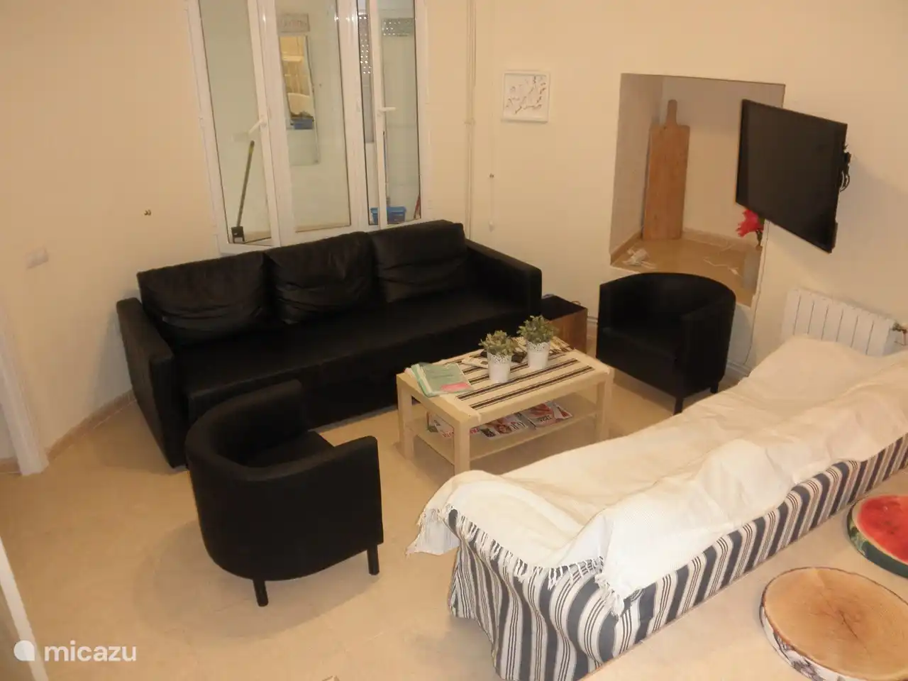 vrij luxe ruime woonkamer met ruime slaapbank voor 2 personen. airco aanwezig. tv met kanaal plus. Nederlandse kanalen en 200 andere keuzes. wifi ook beschikbaar. 