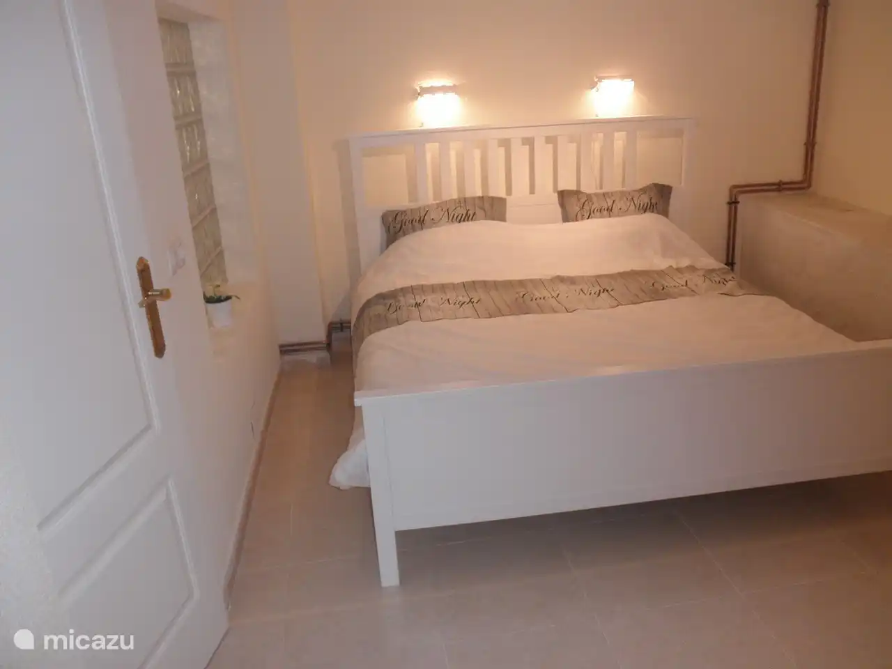 grote hoofdslaapkamer met  2  persoonsbed en veel kastruimte. 