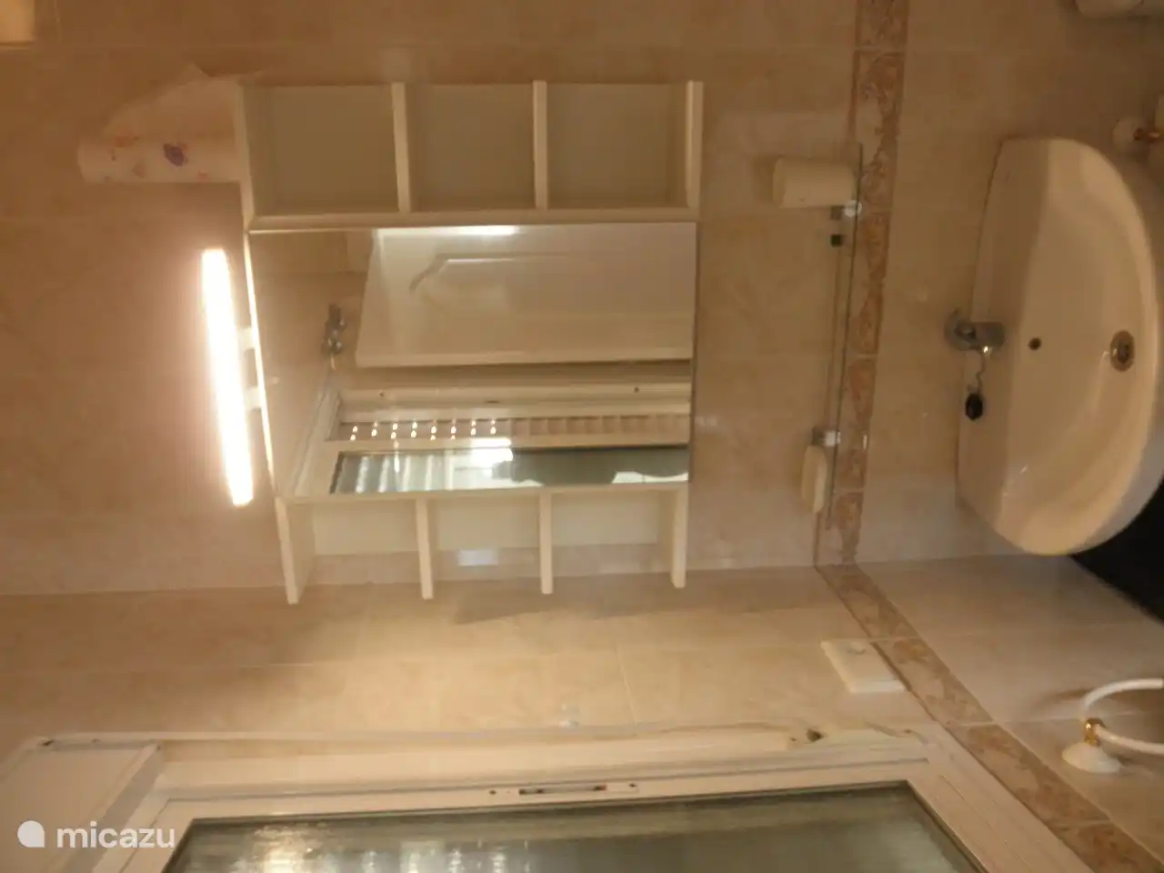 badkamer met wastafel, toilet en douche. ook kast waarin voldoende schone handdoeken liggen.
 fohn ook aanwezig. 