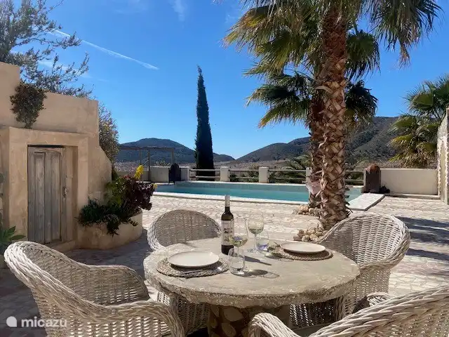 Location de Vacances Espagne, Costa Blanca, Hondón de las Nieves, maison de vacances - Cueva La Canalosa Cour avec coin salon, idéale pour le petit déjeuner