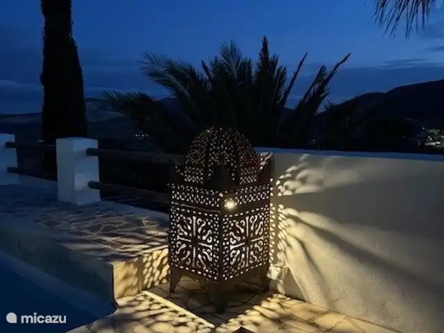 Location de Vacances Espagne, Costa Blanca, Hondón de las Nieves, maison de vacances - Cueva La Canalosa Éclairage d’ambiance le soir
