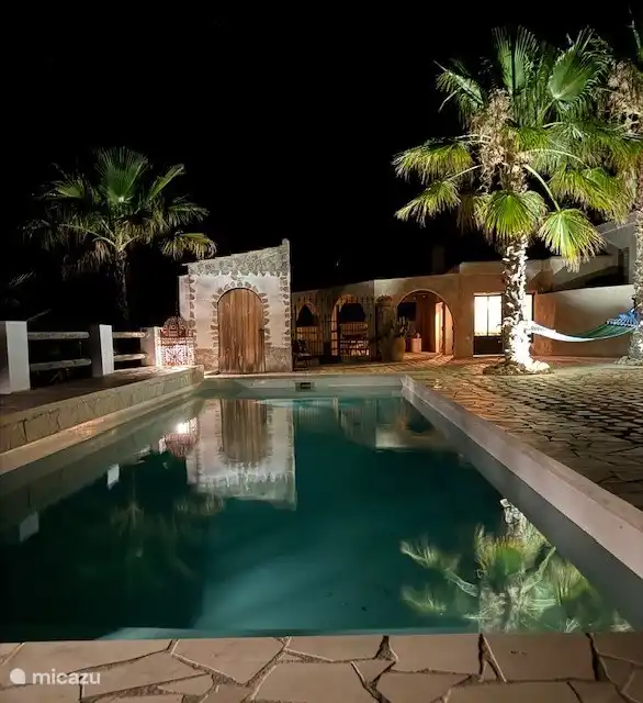 ¨Piscina de noche