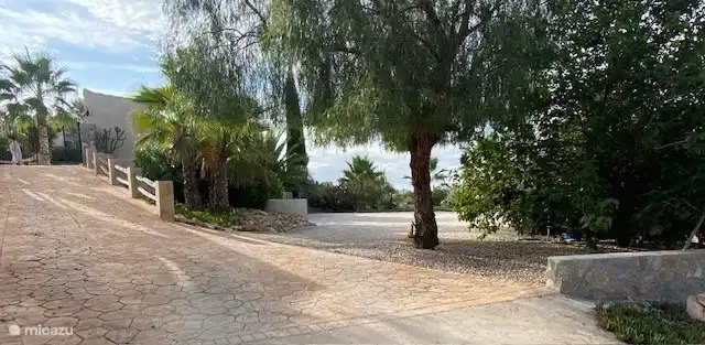 Entrada privada y estacionamiento