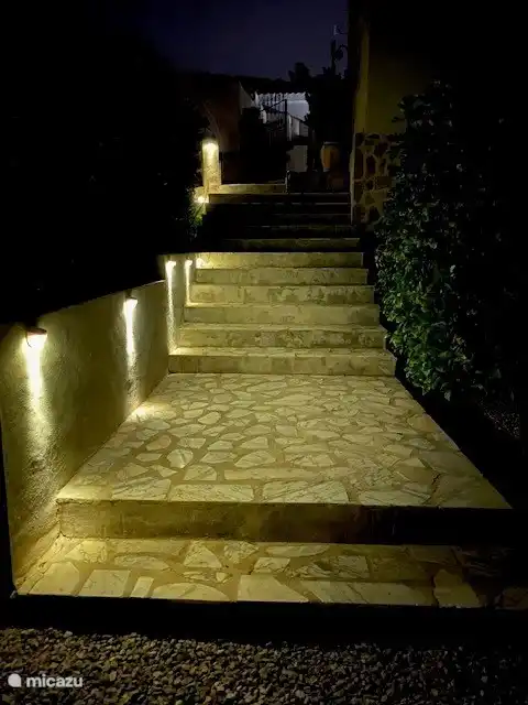 Escalera de mármol blanco desde el aparcamiento hasta la piscina