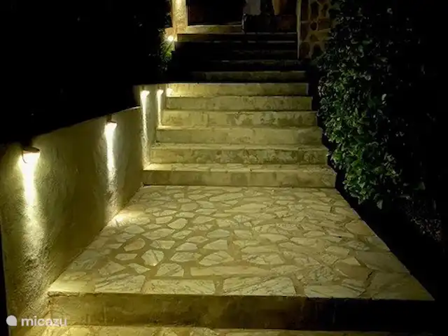 Location de Vacances Espagne, Costa Blanca, Hondón de las Nieves, maison de vacances - Cueva La Canalosa Escalier en marbre blanc du parking à la piscine