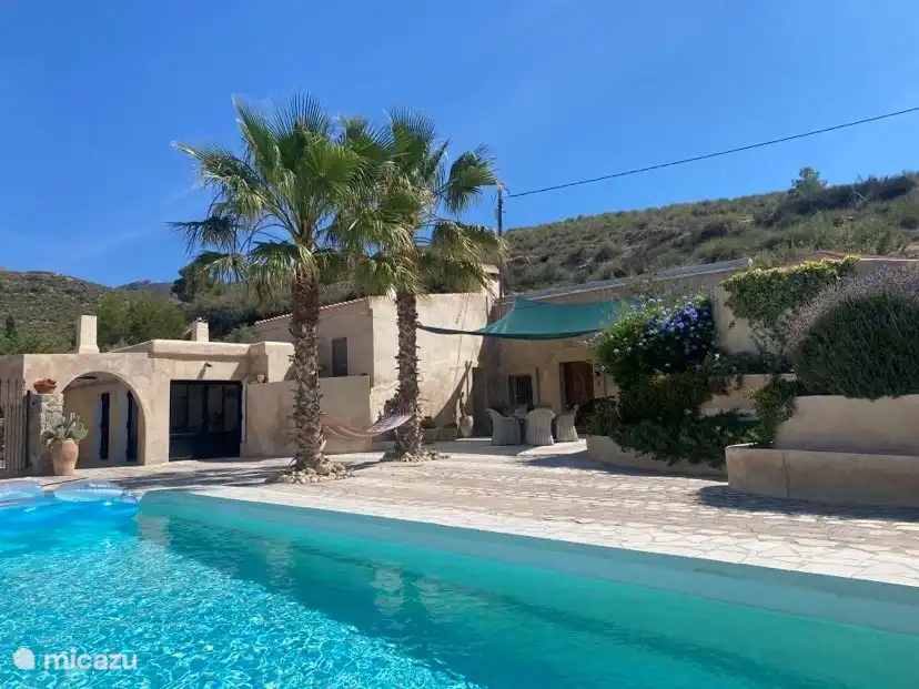 Vista frontal Casa cueva