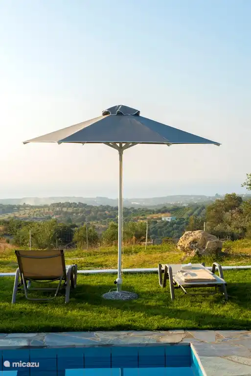 parasol 2 ligbedden uitzicht
