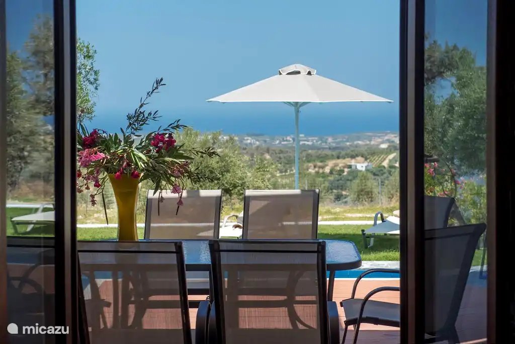 Terrasse vom Wohnzimmer