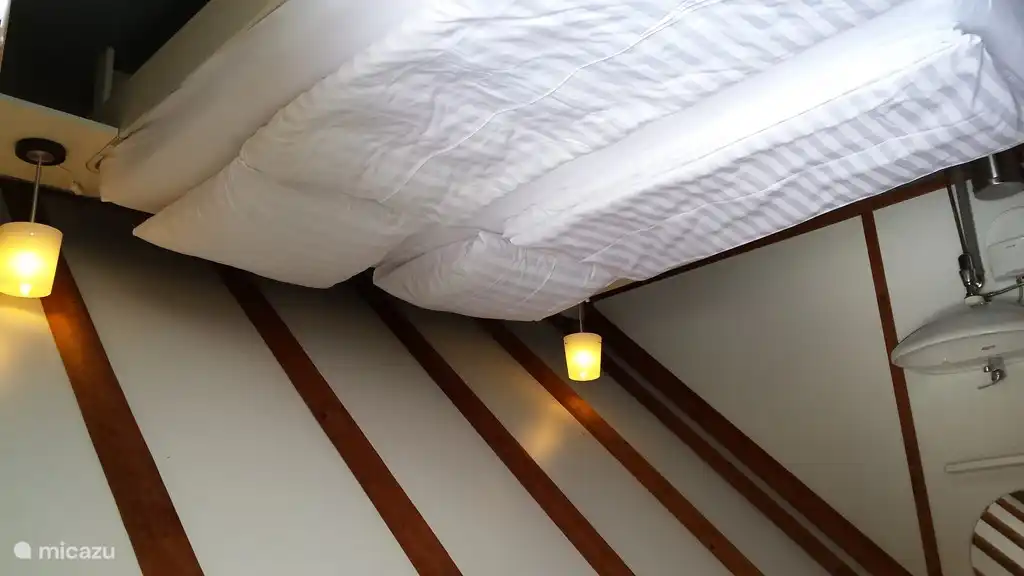 Schlafzimmer 2; oben mit Tür zum Balkon. Extra lange Betten und Bettdecken.