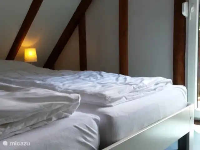 *Bosrijk* Kellerwald Edersee Unesco huren in Duitsland, Sauerland, Frankenau - vakantiehuis Slaapkamer 2; met toegang naar balkon op het zuiden. Verduisterende rolgordijnen.