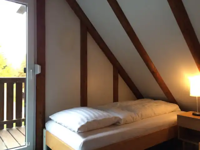 *Bosrijk* Kellerwald Edersee Unesco huren in Duitsland, Sauerland, Frankenau - vakantiehuis Slaapkamer 3; boven met twee eenpersoonsbedden (waarvan 1 bed 190 cm lang en de ander 210 lang) met deur naar balkon op het zuiden.