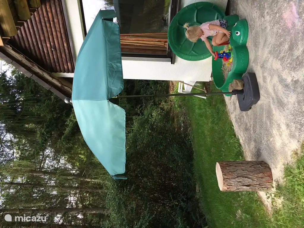 Sandkasten vorhanden + andere leichte Outdoor-Spielzeuge.