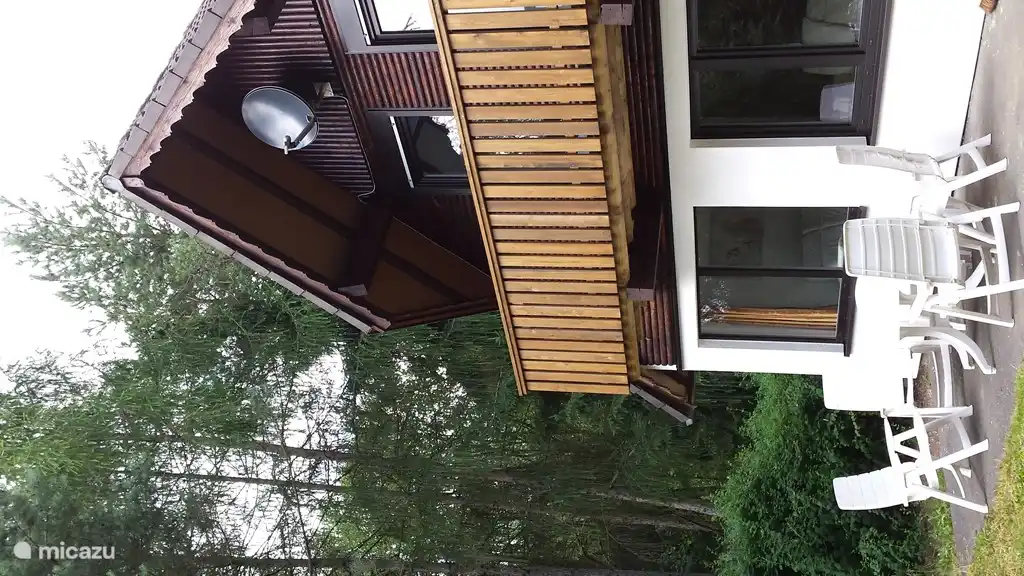 Terrasse im Süden. 6 Stühle, Tisch, Sonnenschirm im Sommer ein Sandkasten.