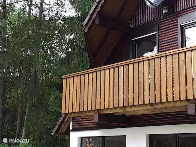 *Bosrijk* Kellerwald Edersee Unesco huren in Duitsland, Sauerland, Frankenau - vakantiehuis Terras op het Zuiden. 6 stoelen, tafel, parasol in de zomer een zandbak.