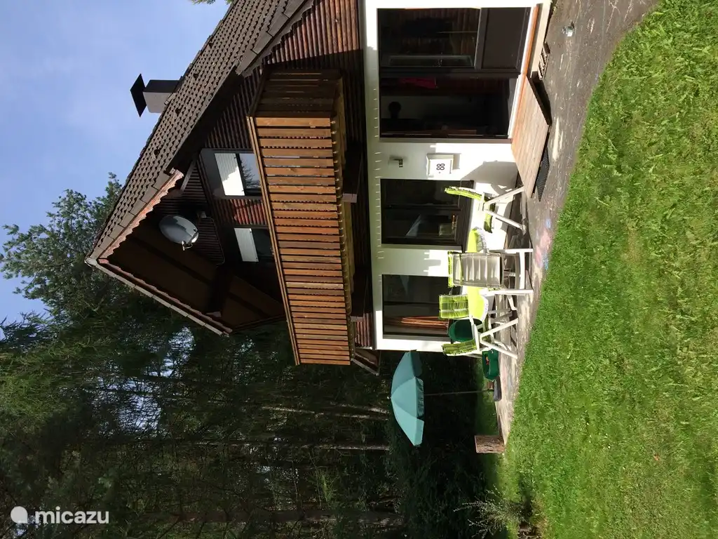Terrasse vor dem Ferienhaus - September
