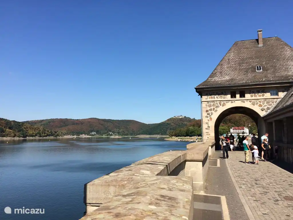 Edersee Sperrmauer (und Aquapark / Wasserpark für Kinder): einer der beiden größten Stauseen Deutschlands.