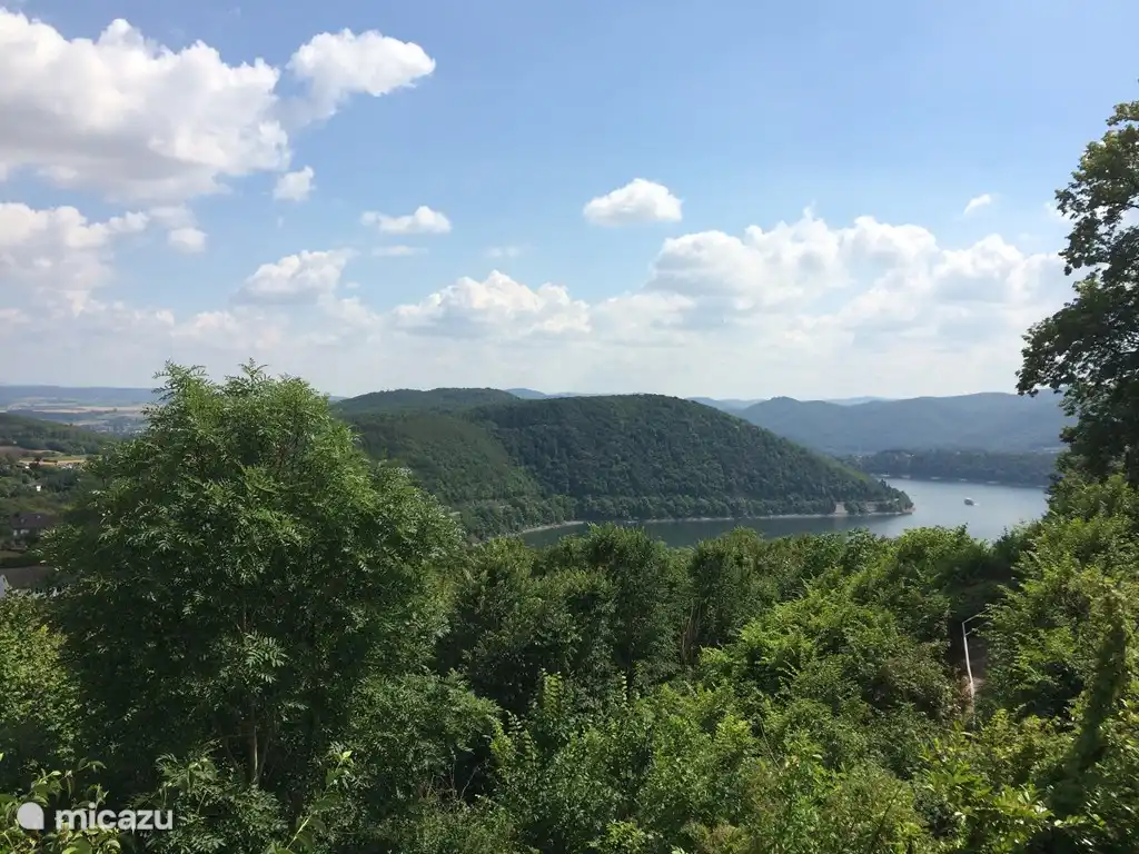 Schöne Aussicht von der Terrasse der Pizzeria in Waldeck am Edersee.