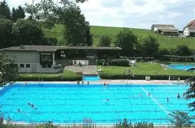 Herrlich beheiztes, übersichtliches, günstiges Waldfreibad mit Planschbecken in 6 km Entfernung. (geöffnet von Ende Mai - 1. Sept.) in Löhlbach.
Weitere Bademöglichkeiten sind das Goldbad (Hallenbad) im 20 km entfernten Korbach oder ein Tagesausflug in die Center Parks in Willingen, 50 Autominuten entfernt.