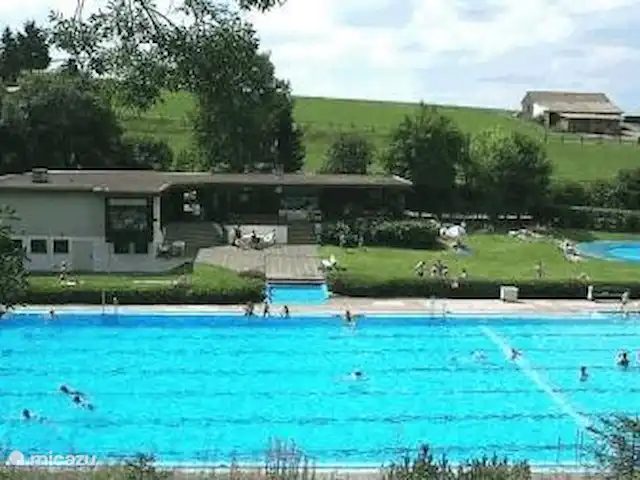 *Bosrijk* Kellerwald Edersee Unesco huren in Duitsland, Sauerland, Frankenau - vakantiehuis Heerlijk verwarmd, overzichtelijk, goedkoop openluchtboszwembad met peuterbad op 6 km. (open van eind mei - 1 Sep.) in Löhlbach.
Overige zwemmogelijkheden zijn Goldbad (binnenbad) in Korbach op 20 km of dagje Centreparks in Willingen op 50 min. rijden.