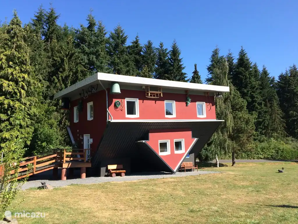Edersee - Haus auf dem Kopf