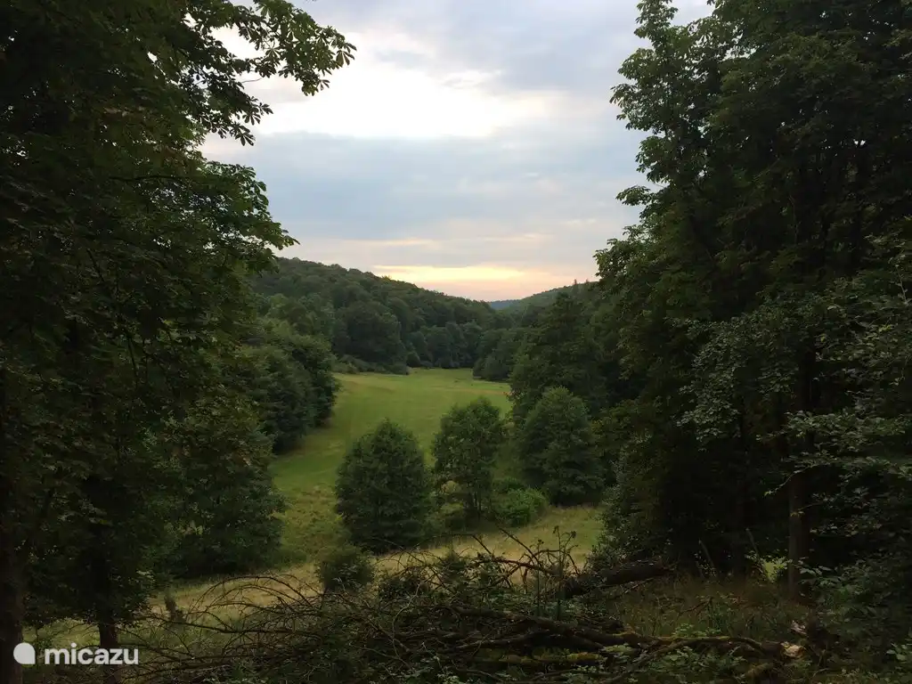 Neu! Blick auf den wilden Aussichtspunkt in der Abenddämmerung.