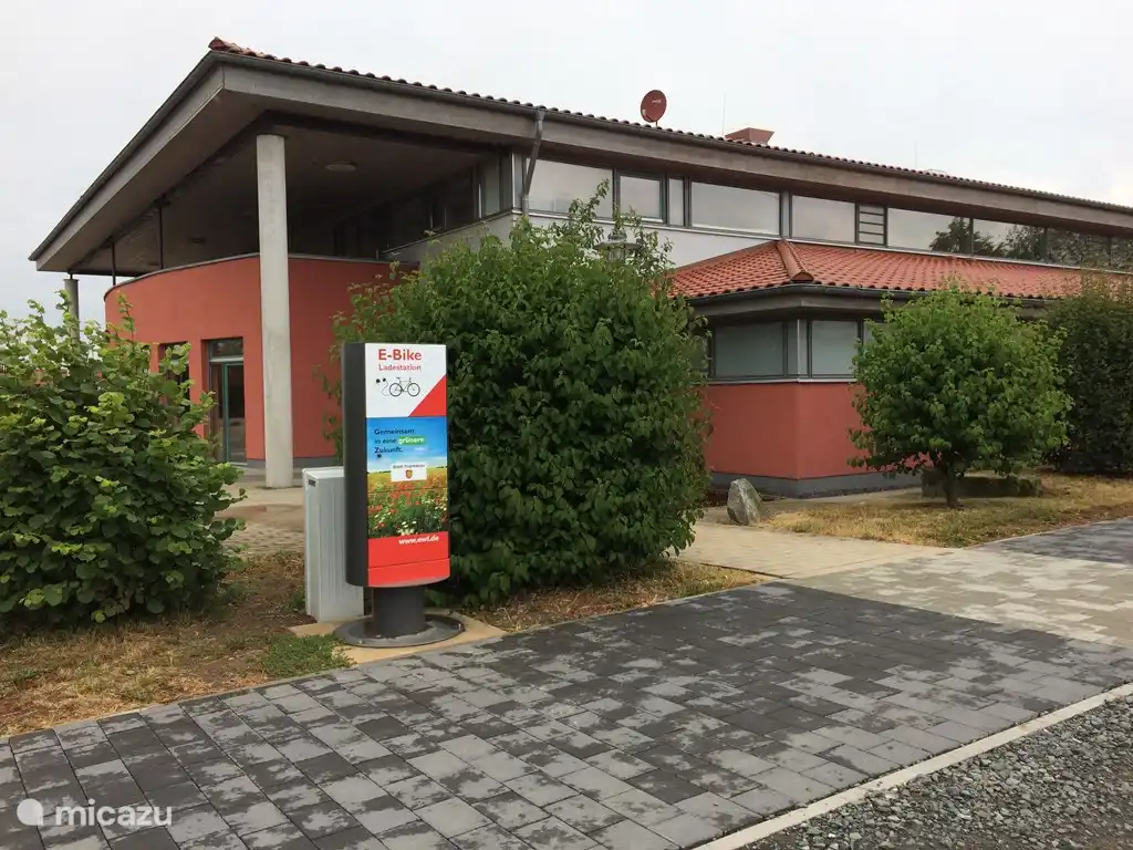 Kellerwaldhalle - Eventhalle in Frankenau mit Nestschaukel und E-Bike-Ladestation.