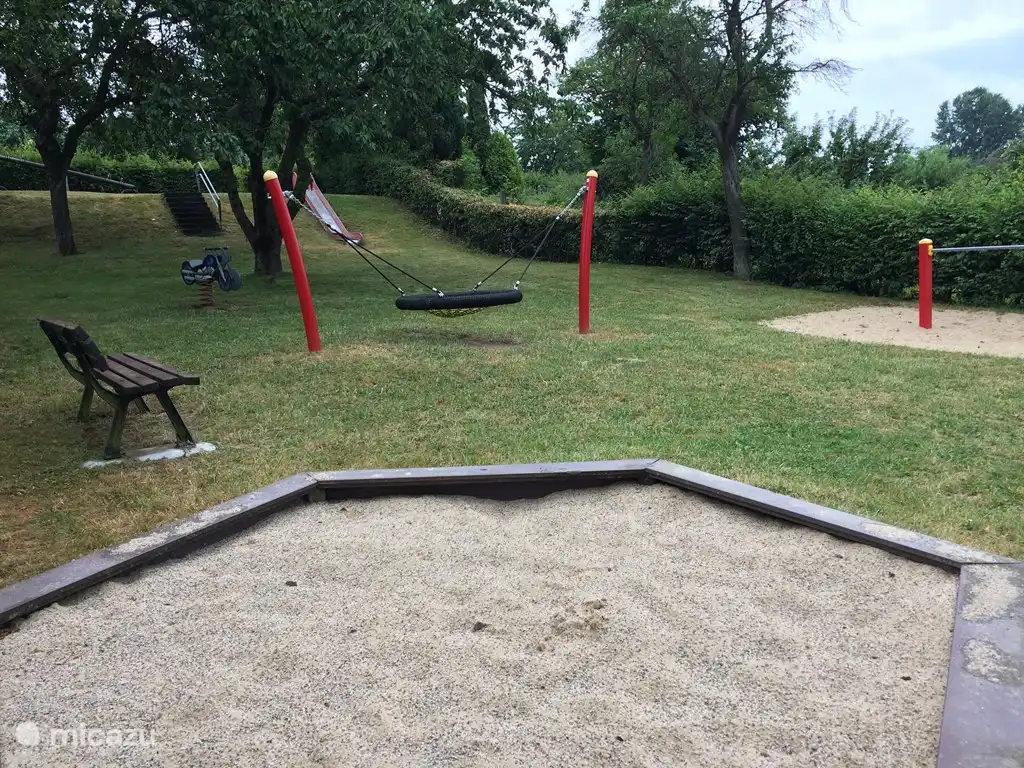 Der Spielplatz in Frankenau - Nestschaukel - Sandkasten - Wippe - Rutsche - Reckstange - Wipkip - Kirschbaum und Bank - 2 km vom Ferienhaus entfernt.