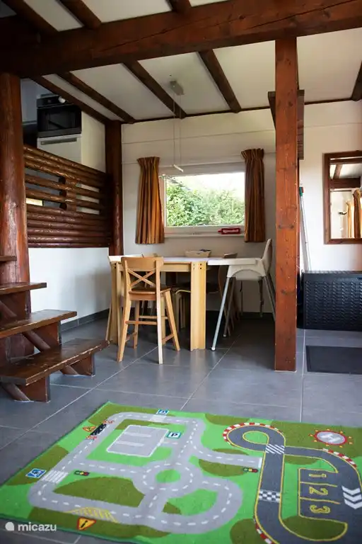 Essbereich. Halle mit Spiegel. Gartenkissenbox mit einfachem Spielzeug für draußen.