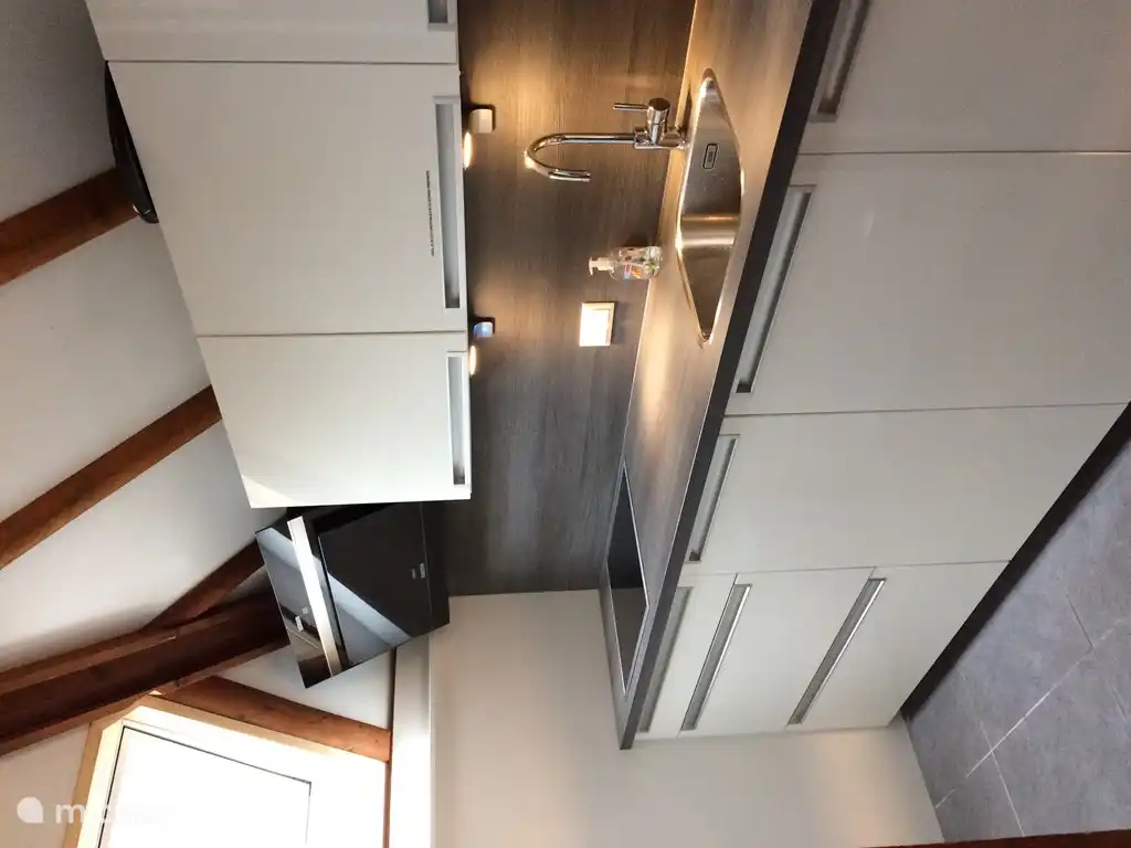 Neue Bruynzeel-Küche mit Induktionskochfeld, Backofen / Mikrowelle, Geschirrspüler und AEG-Waschmaschine / Trockner, Kühlschrank + Gefrierfach