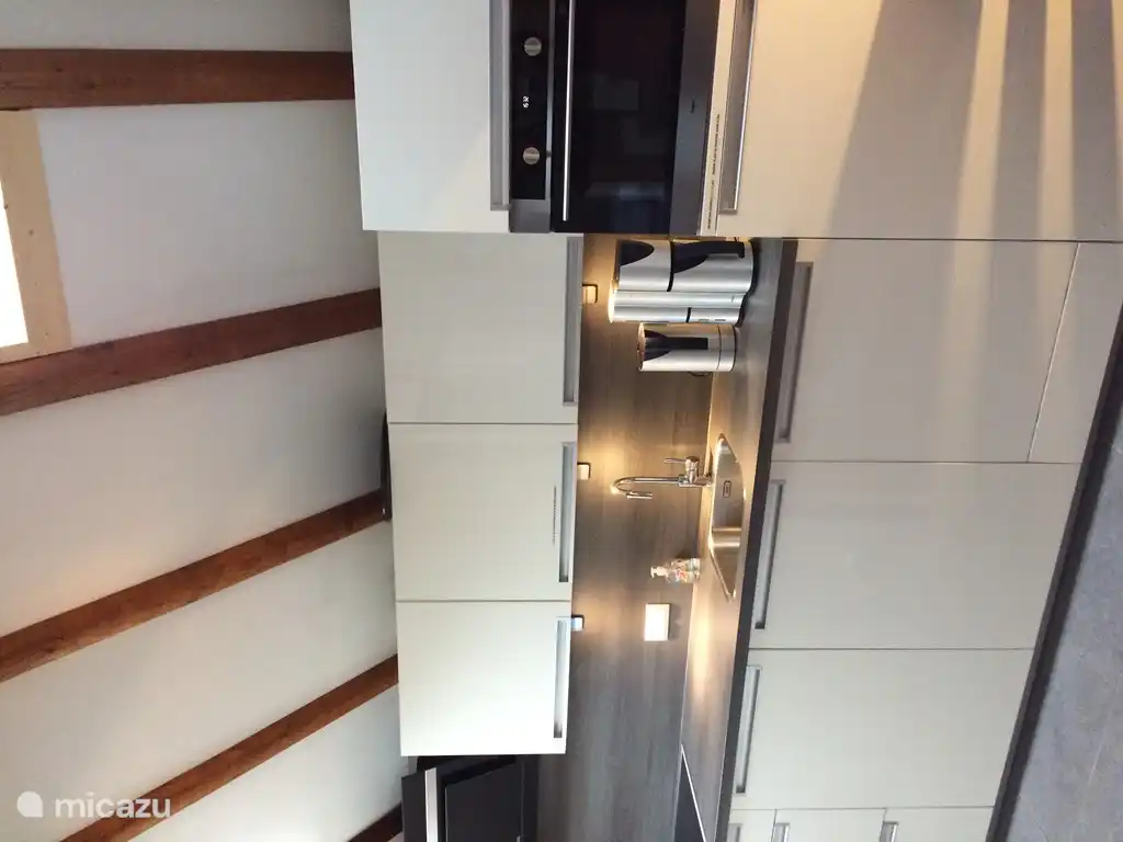 Die Küche ist sehr gut ausgestattet. Toaster, Stabmixer, Backformen, Mixer usw.