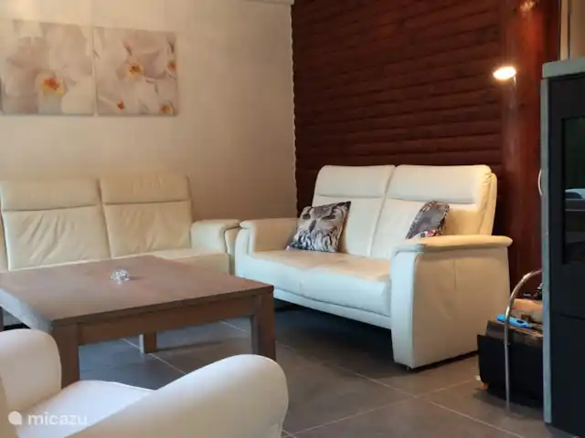 *Bosrijk* Kellerwald Edersee Unesco huren in Duitsland, Sauerland, Frankenau - vakantiehuis Woonkamer met leeslamp. Grote hoge salontafel, waar peuters ook aan kunnen spelen. 2 peuterstoeltjes aanwezig!