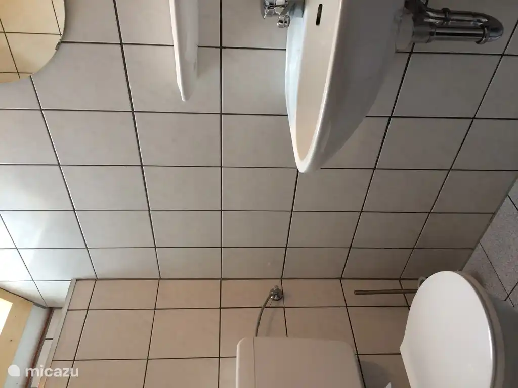 Extra Toilette, Waschbecken mit heißem und kaltem Wasser.