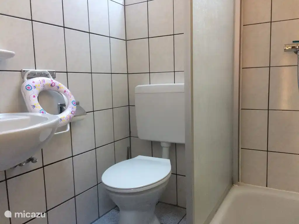 Gut und schnell beheiztes Badezimmer, Dusche mit gut funktionierendem kinderfreundlichem Thermostat.