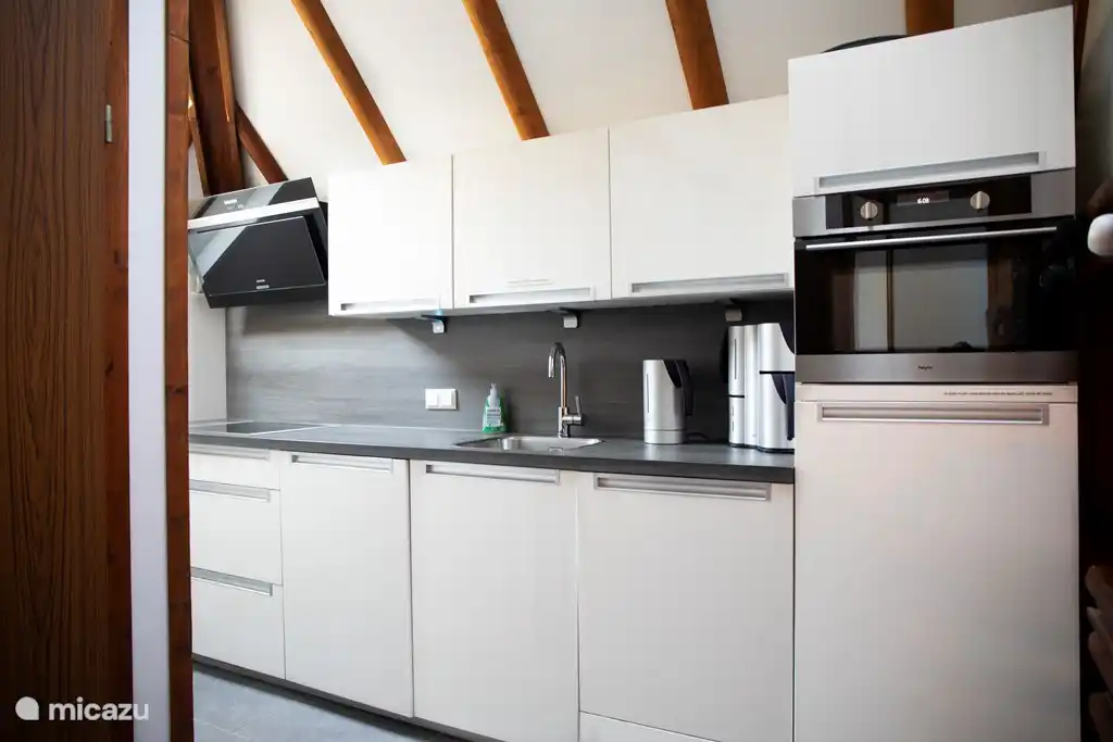 Neue Bruynzeel Küche mit Induktionskochfeld, Backofen / Mikrowelle, Geschirrspüler und AEG Waschmaschine / Trockner, Kühlschrank + Gefrierschrank