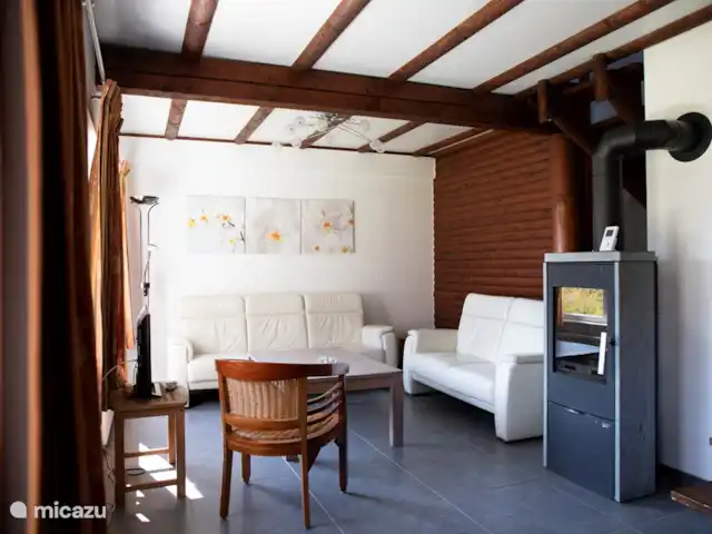 *Bosrijk* Kellerwald Edersee Unesco huren in Duitsland, Sauerland, Frankenau - vakantiehuis Zitkamer, leren kwaliteitsbankstellen, Poang Ikea stoffen stoel ipv de houtenstoel, salontafel, leeslamp, uitzicht op het terras/ grasveld op het zuiden. Houtkachel van gietijzer (nieuw) ipv speksteen. verwarmd veel sneller het huisje. Hout inclusief