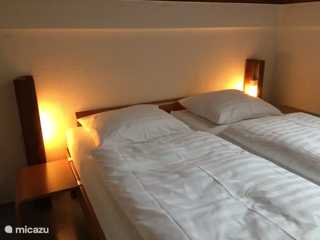 Schlafzimmer 1. Extra lang (180 * 210 cm) 2 Pers. Auping Auronde-Bett mit hochwertigen Matratzen und extra langen neuen 4-Jahreszeiten-Cinderella-Bettdecken + neuen Kissen