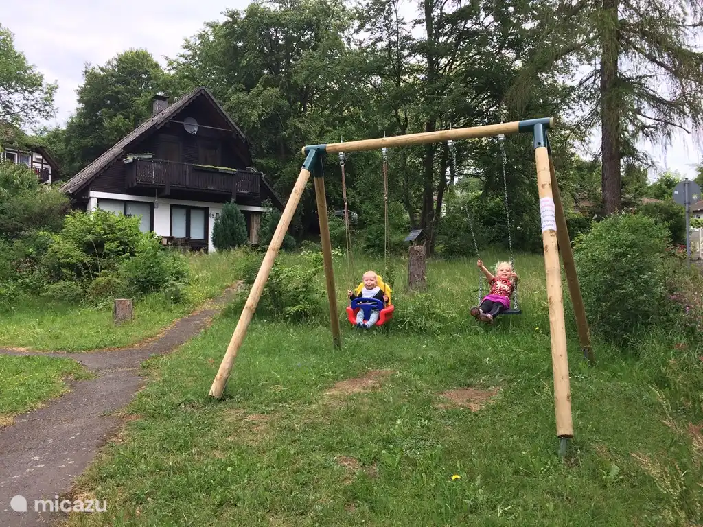 Schaukel und Sandkasten am Haus. Der Spielplatz befindet sich im Ort selbst, 2 km zu Fuß entfernt. 