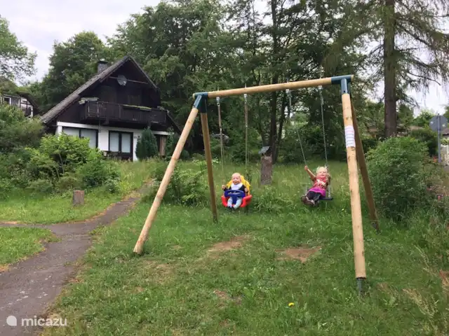 *Bosrijk* Kellerwald Edersee Unesco huren in Duitsland, Sauerland, Frankenau - vakantiehuis schommel en zandbak bij het huisje.  speeltuintje is in het stadje zelf op 2 km lopen.