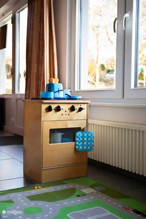 Küche mit Inventar für kleine Köche. Spielmatte vorhanden