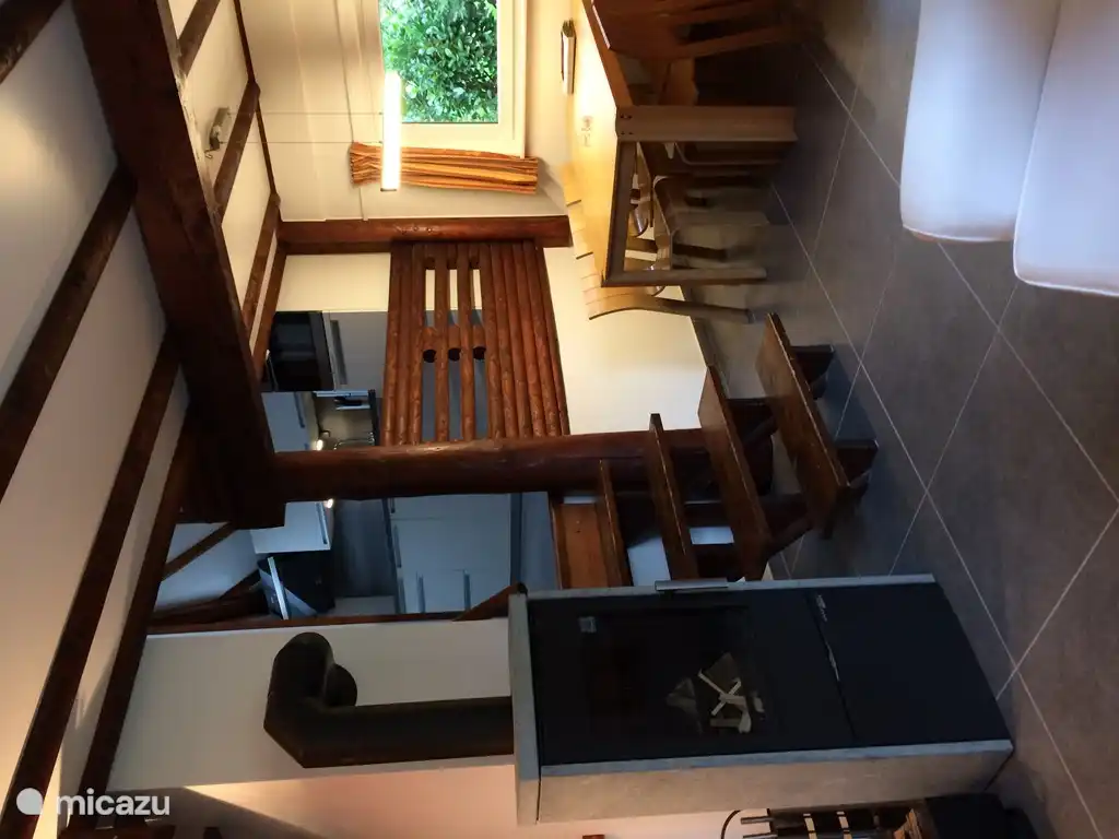 Der Holzofen wurde renoviert. Es besteht jetzt aus Gusseisen, um bei kaltem Wetter eine schnelle Erwärmung des Hauses zu ermöglichen. Eingang zur offenen Küche über 5 Stufen.